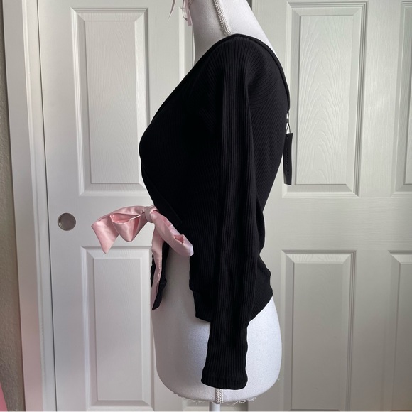 Black off the shoulder ballet core top with pink satin ribbon ౨ৎ detail - Picture 3 of 4